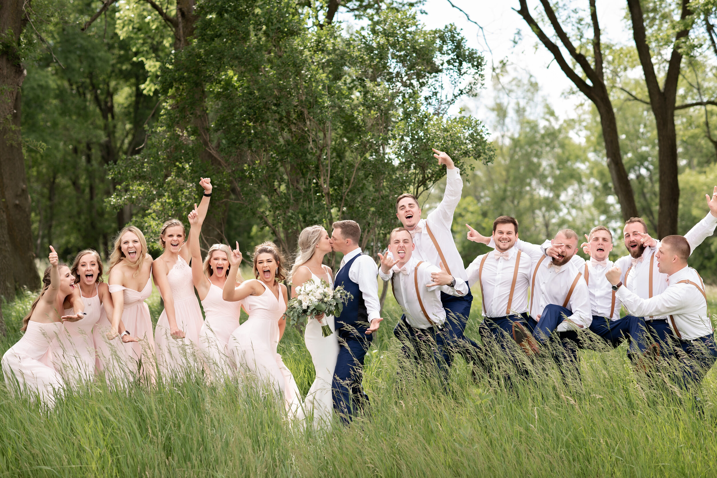 sioux falls wedding photographer arrowhead park wedding party pose